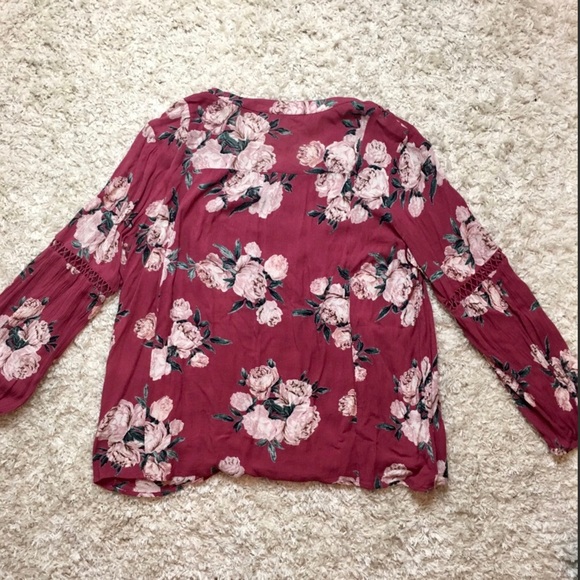 Gorgeous Floral Patterned V Neck Blouse - Picture 5 of 9